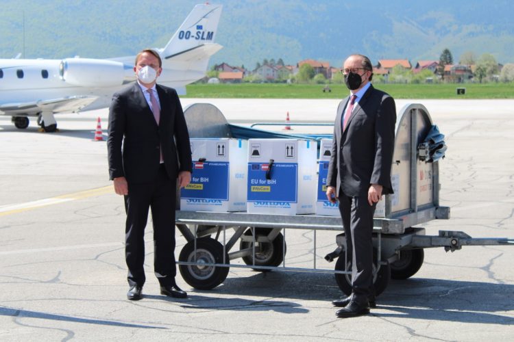 Varhelyi i Schallenberg: Evropska unije ne odustaje - stiglo više od 10 hiljada doza Pfizer vakcina